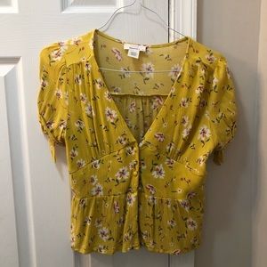 BOUTIQUE yellow floral shirt! Adorable for date